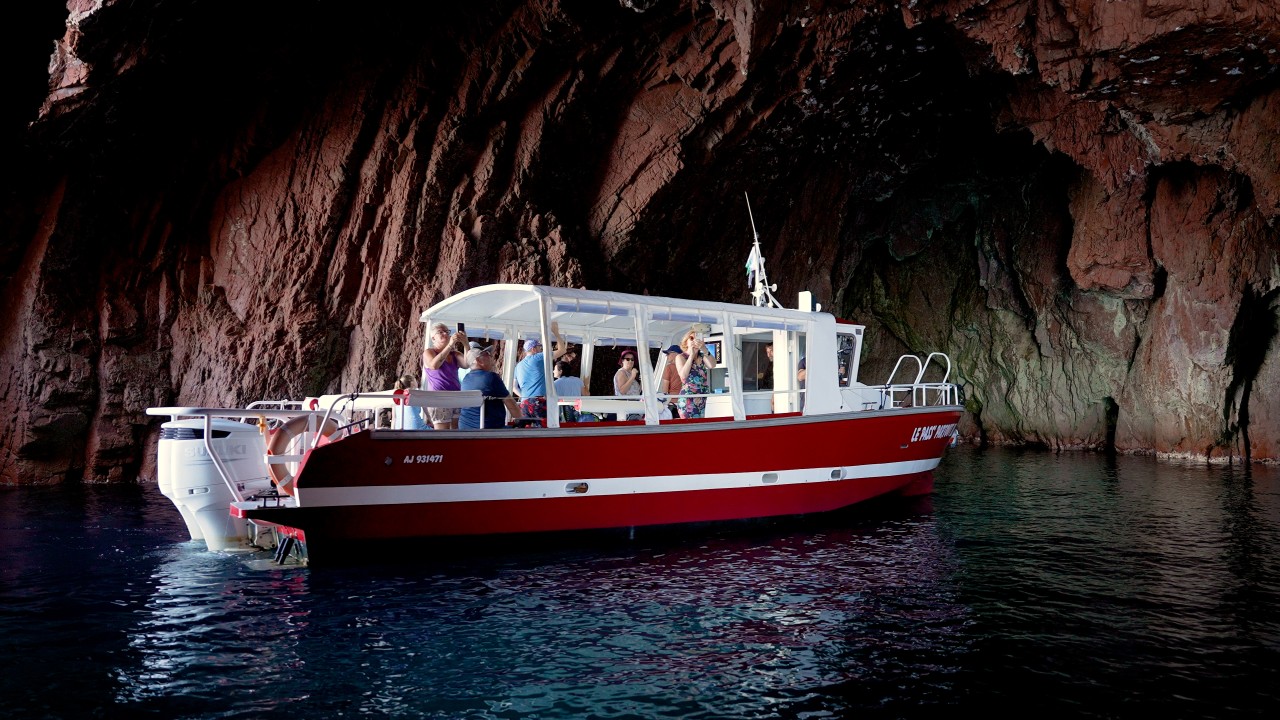 Visiter les grottes des Calanques de Piana en bateau
